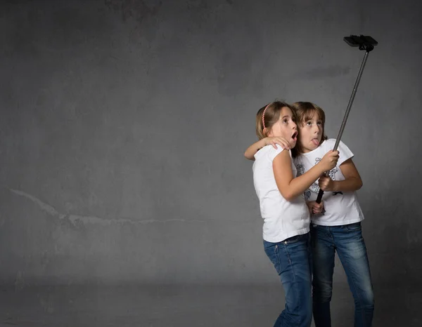 Sisters taking selfie with camera — Stock Photo, Image