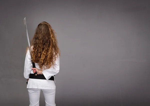 Lato posteriore ninja con spada — Foto Stock