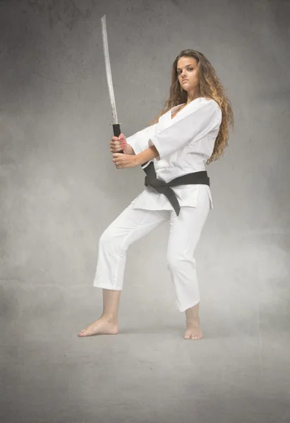 Karate girl s mečem na skladě — Stock fotografie