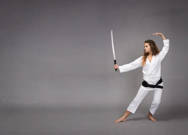 Kung Fu mit Katana zur Hand — Stockfoto