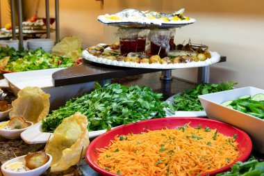 Lüks restoranın müşterileri için açık büfe sunumu . 