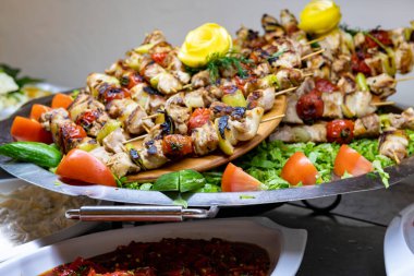 Lüks restoranın müşterileri için açık büfe sunumu . 