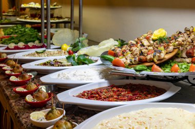 Lüks restoranın müşterileri için açık büfe sunumu . 