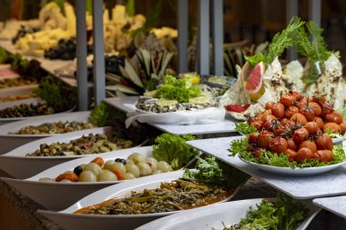 Açık büfede sebzeler. Salata barı..