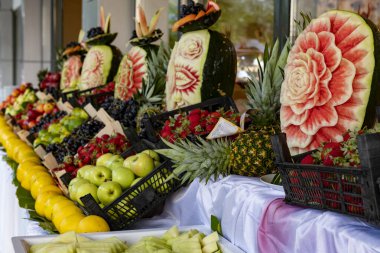 Açık büfe lezzetli meyvelerle dolu..