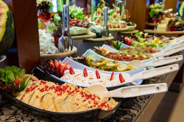 Açık büfede sebzeler. Salata barı..