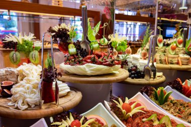 Açık büfede sebzeler. Salata barı..