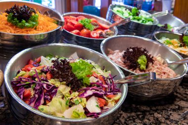 Açık büfede sebzeler. Salata barı..