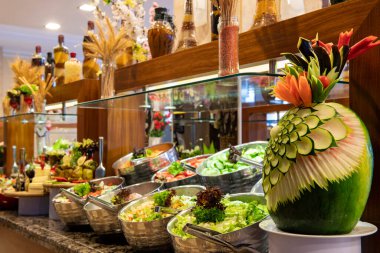 Açık büfede sebzeler. Salata barı..