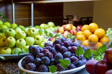 Açık büfe lezzetli meyvelerle dolu..