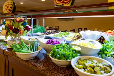 Açık büfede sebzeler. Salata barı..