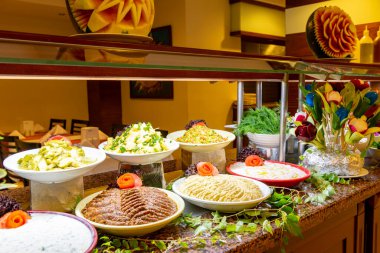 Açık büfede sebzeler. Salata barı..