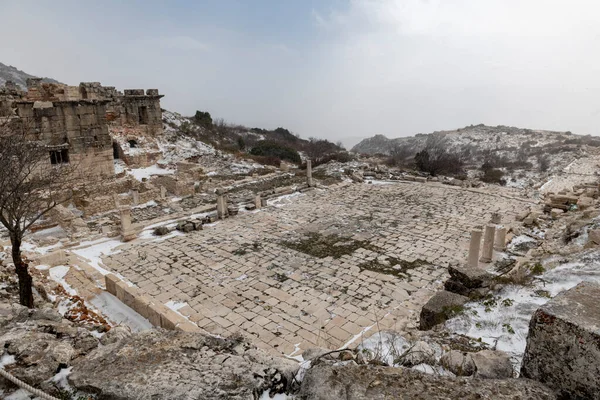 Sagalassos 합니다 들쭉날쭉 봉우리 사이에 소스의 폐허를 방문하는 신화에 접근하는 — 스톡 사진