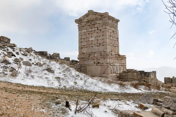 Sagalassos 합니다 들쭉날쭉 봉우리 사이에 소스의 폐허를 방문하는 신화에 접근하는 — 스톡 사진