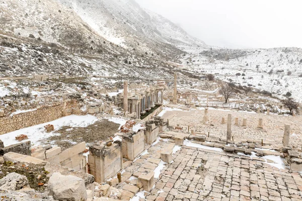 Sagalassos 합니다 들쭉날쭉 봉우리 사이에 소스의 폐허를 방문하는 신화에 접근하는 — 스톡 사진