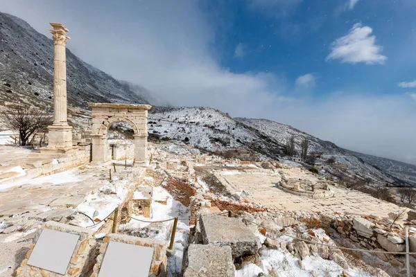 欢迎来到萨加拉斯在阿克达赫锯齿状的山峰中 去参观广袤的萨加尔索斯废墟 就像在接近神话 一座被毁的古城 座落在一片死寂之中 图库照片
