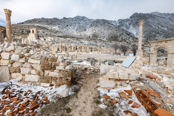 Sagalassos 'a hoş geldiniz. Isparta, Türkiye. Akdağ 'ın sivri tepelerinin ortasındaki Sagalassos' un genişleyen harabelerini ziyaret etmek efsaneye yaklaşmaktır: