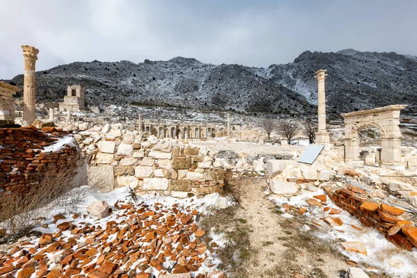 Sagalassos 합니다 들쭉날쭉 봉우리 사이에 소스의 폐허를 방문하는 신화에 접근하는 — 스톡 사진