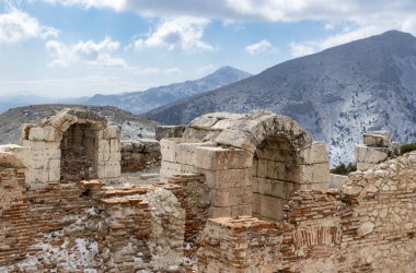 Spor salonu. Sagalassos 'a hoş geldiniz. Isparta, Türkiye. Akdağ 'ın sivri tepelerinin ortasındaki Sagalassos' un genişleyen harabelerini ziyaret etmek efsaneye yaklaşmaktır: