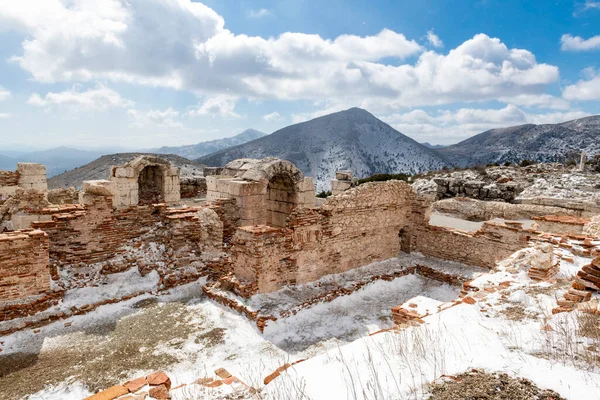 Gymnasium Sagalassos 합니다 들쭉날쭉 봉우리 사이에 소스의 폐허를 방문하는 신화에 — 스톡 사진