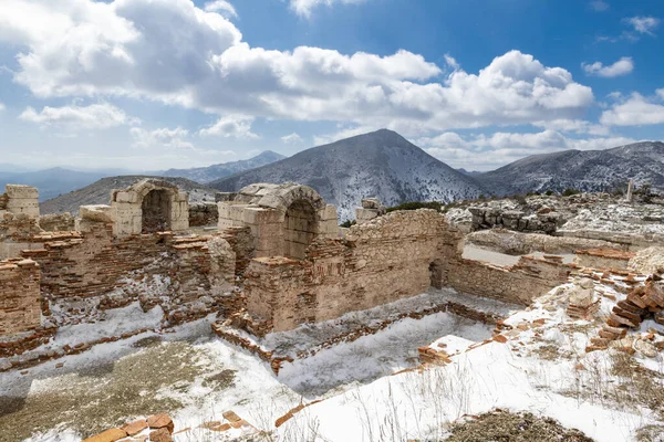 Gymnasium Sagalassos 합니다 들쭉날쭉 봉우리 사이에 소스의 폐허를 방문하는 신화에 — 스톡 사진