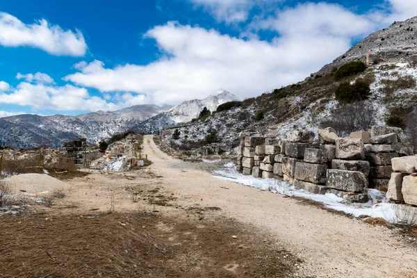 Sagalassos 합니다 들쭉날쭉 봉우리 사이에 소스의 폐허를 방문하는 신화에 접근하는 — 스톡 사진