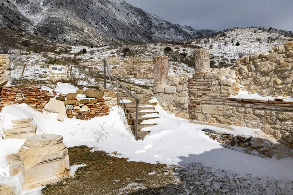 Sagalassos 합니다 들쭉날쭉 봉우리 사이에 소스의 폐허를 방문하는 신화에 접근하는 — 스톡 사진