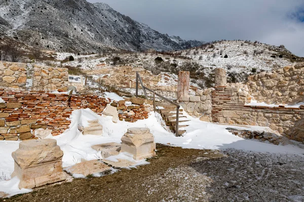 Sagalassos 합니다 들쭉날쭉 봉우리 사이에 소스의 폐허를 방문하는 신화에 접근하는 — 스톡 사진