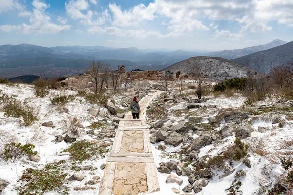 欢迎来到Sagalassos 在阿克达赫锯齿状的山峰中 去参观广袤的萨加尔索斯废墟 就像在接近神话 一座被毁的古城 座落在一片死寂之中 图库图片