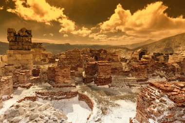 Sagalassos 'a hoş geldiniz. Isparta, Türkiye. Akdağ 'ın sivri tepelerinin ortasındaki Sagalassos' un genişleyen harabelerini ziyaret etmek efsaneye yaklaşmaktır: