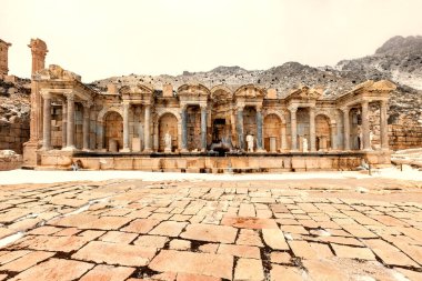 Sagalassos 'a hoş geldiniz. Isparta, Türkiye. Akdağ 'ın sivri tepelerinin ortasındaki Sagalassos' un genişleyen harabelerini ziyaret etmek efsaneye yaklaşmaktır: