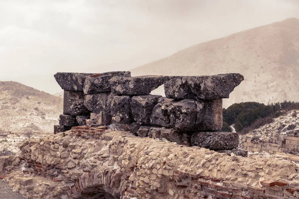 欢迎来到萨加拉斯在阿克达赫锯齿状的山峰中 去参观广袤的萨加尔索斯废墟 就像在接近神话 一座被毁的古城 座落在一片死寂之中 图库图片