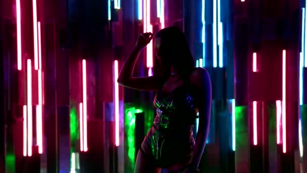 sexy Lady tanzt Go-Go im Nachtclub, Energie und sinnlichen Tanz der weiblichen Performerin