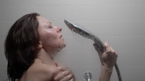 dospělá žena se sprchuje doma, portrét dámy v koupelně