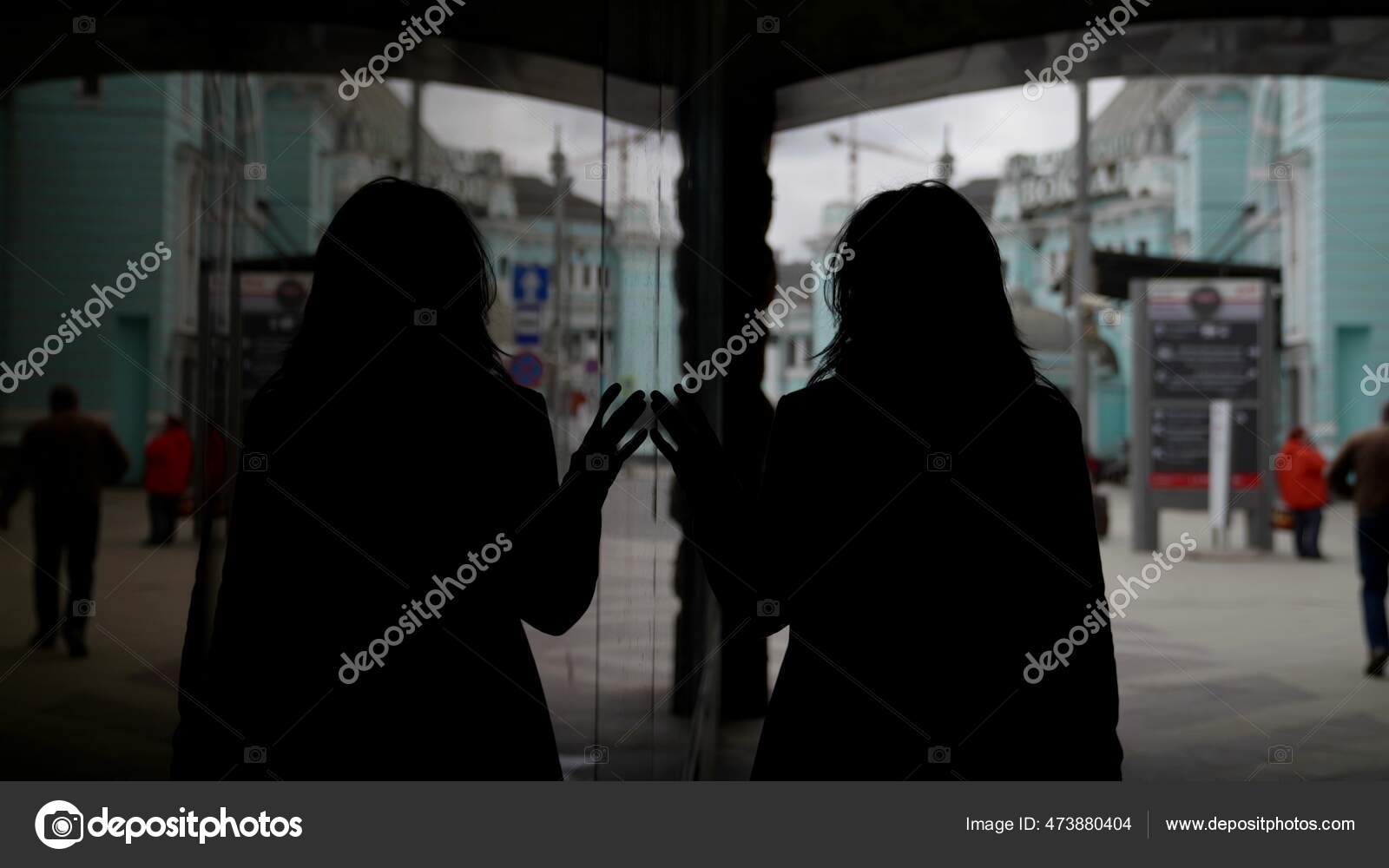 女性は街を歩き暗い路地のシルエット鏡の壁の女性の体の反射 ストック写真 C Yarmedia 女性は街を歩き暗い路地のシルエット鏡の壁の女性の体の反射 ストック写真 C Yarmedia