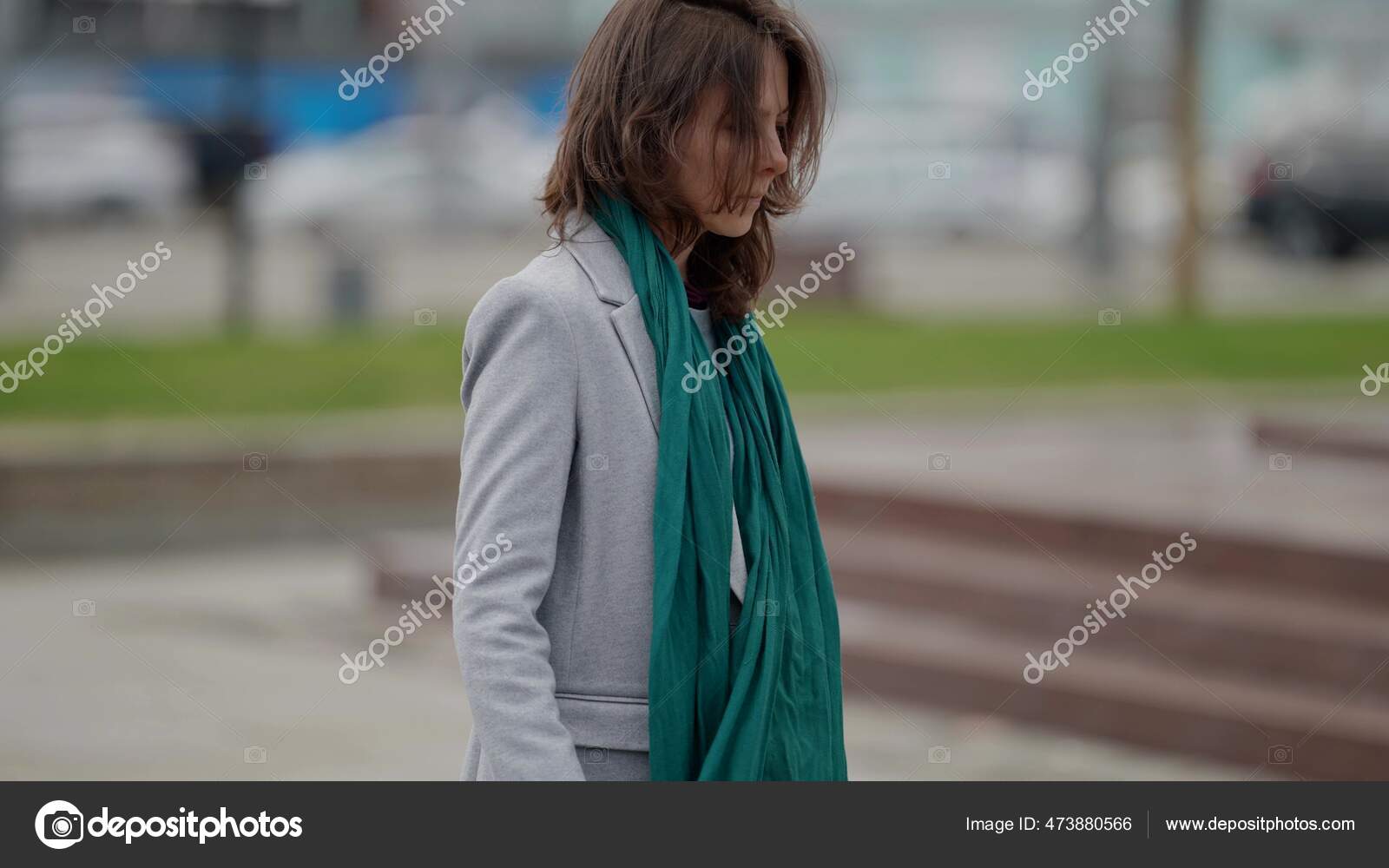 寂しい中年の女性が街を歩き回ってる気分も絶望も悲しみも ストック写真 C Yarmedia 寂しい中年の女性が街を歩き回ってる気分も絶望も悲しみも ストック写真 C Yarmedia
