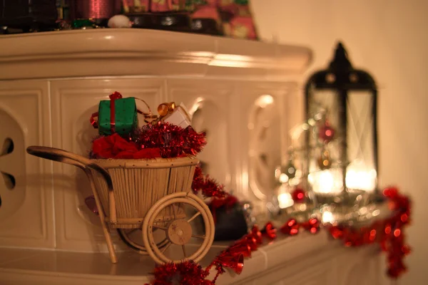 Camino con decorazioni natalizie e lanterna — Foto Stock