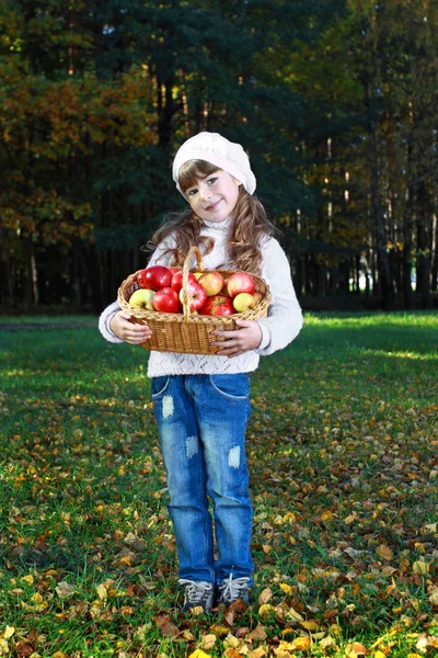 Дівчина з яблуками — стокове фото