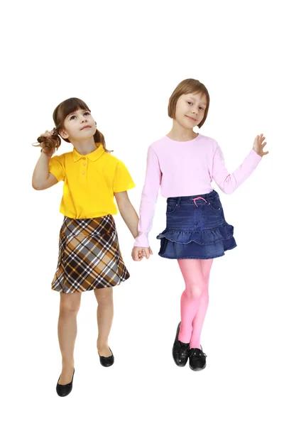Två flickor gå tillsammans hand i hand — Stockfoto