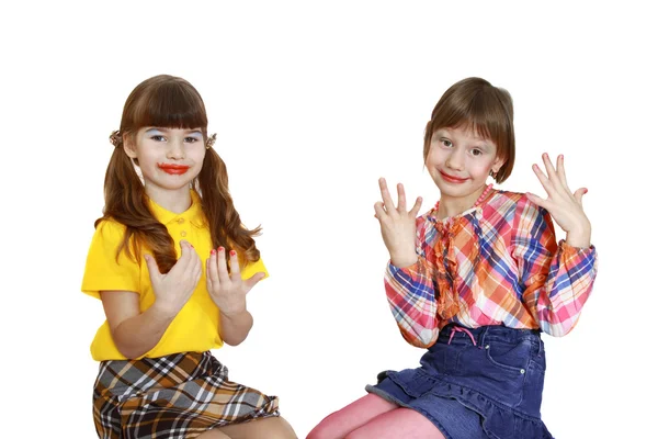 Dos chicas lindas demuestran uñas pintadas — Foto de Stock