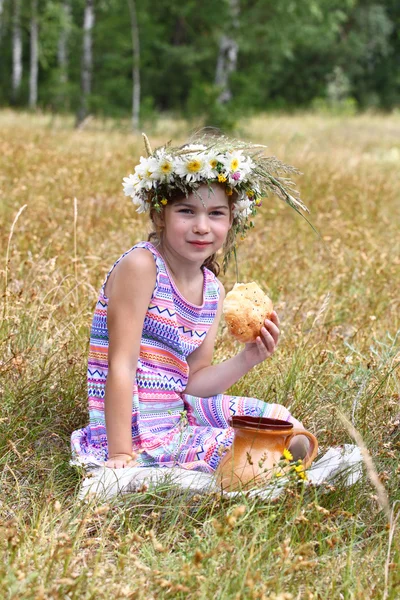 Girl at field — Stock Photo, Image