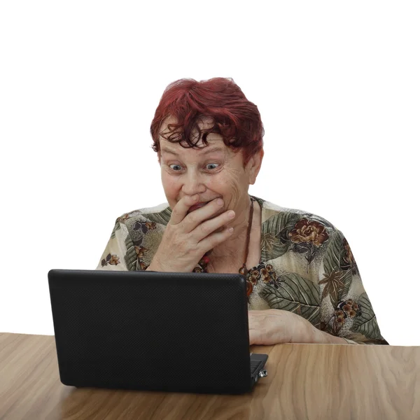 Femme âgée avec ordinateur portable — Photo
