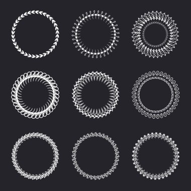 Yuvarlak çelenk, çerçeve kümesi. Elle çizilmiş düğün veya davet c