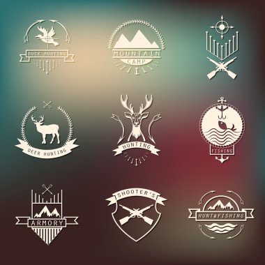 Kamp ve avcılık logoları ayarlayın. Dağ kampı, Balık tutma, geyik s