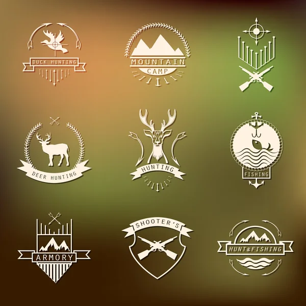 Conjunto de logotipos de camping y caza. Campamento de montaña, pesca, ciervo h — Archivo Imágenes Vectoriales