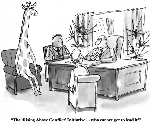 люди на встрече, включая жирафа
