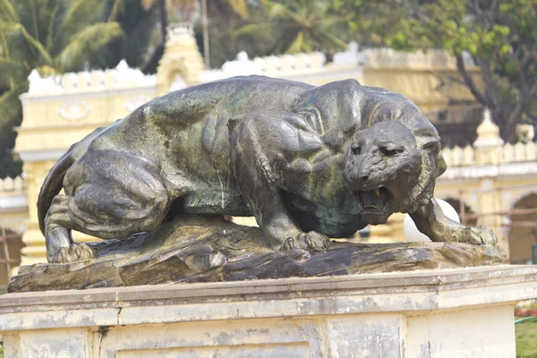 Skulptur der Löwin — Stockfoto