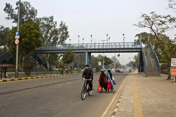 Dos mujeres indias en una calle — Foto de Stock