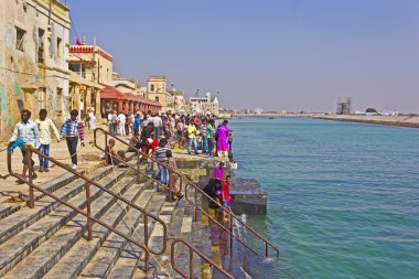 İnsanlar ghats üzerinde