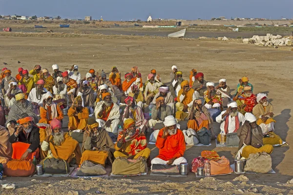 Indiase passagiers op pier — Stockfoto
